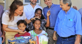 Em São Luiz do Norte, Gracinha Caiado entrega casas a custo zero e distribui brinquedos do Natal do Bem